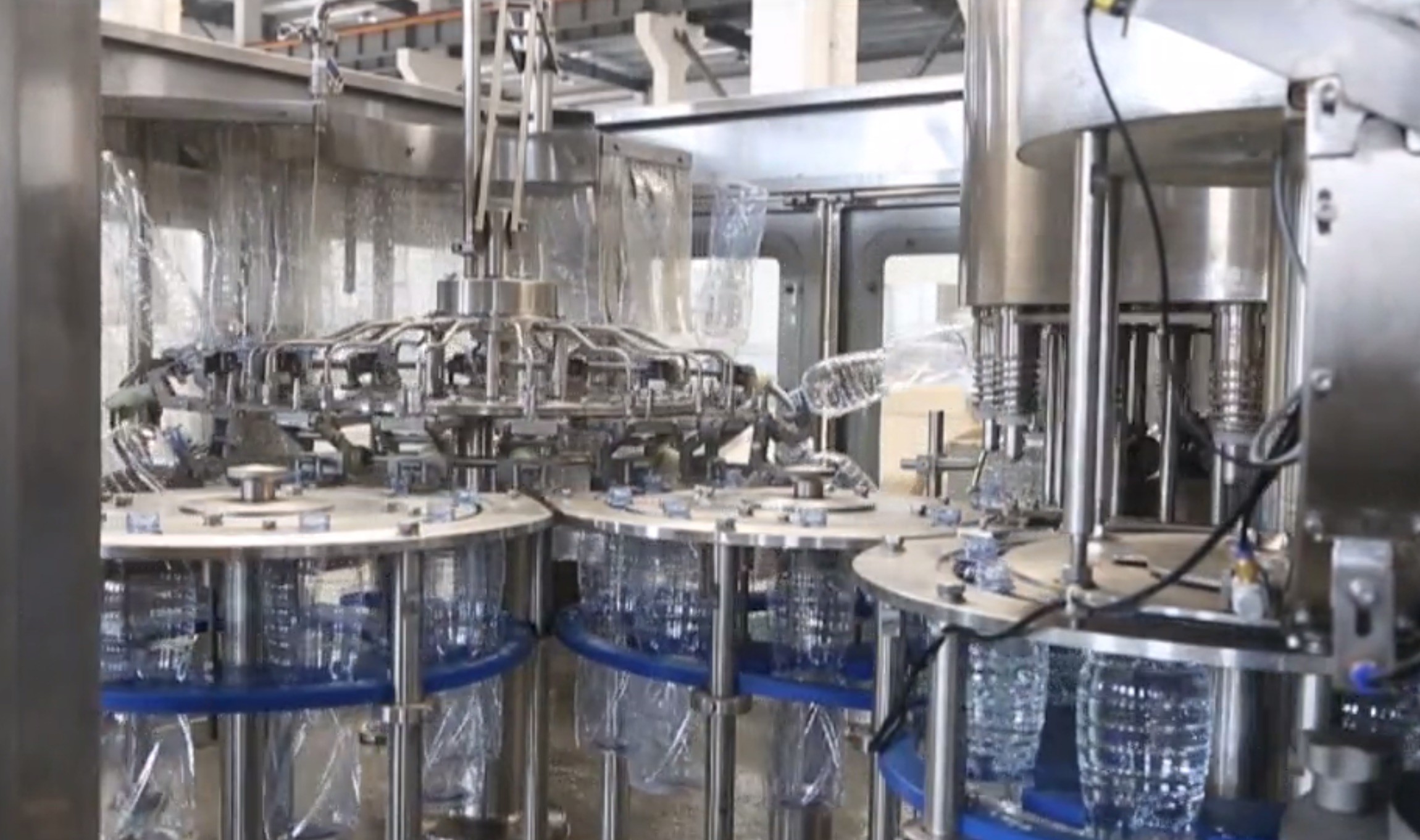 Complete Drinking Water Production Line Automatic 3 In 1 Cleaning Filling Capping