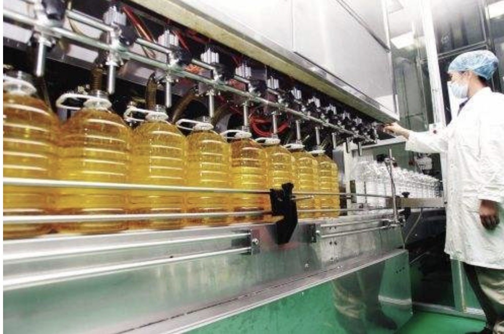 Full Automatic Cooking Oil Filling Machine , Edible Oil Packaging Plant For Pet Bottle